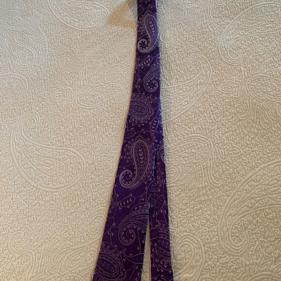 👀Awesome Like New Men’s 100% Silk Purple Paisley Necktie by Geoffrey Beene - Picture 2 of 2